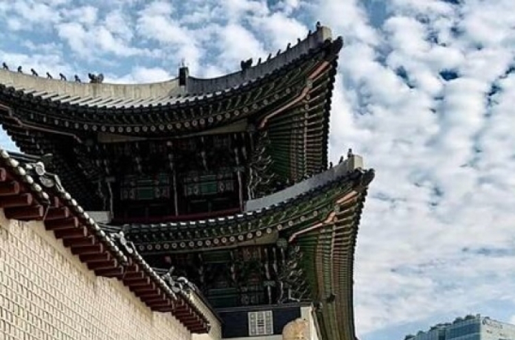 Tourist doing yoga in front of Gyeongbokgung stirs debate