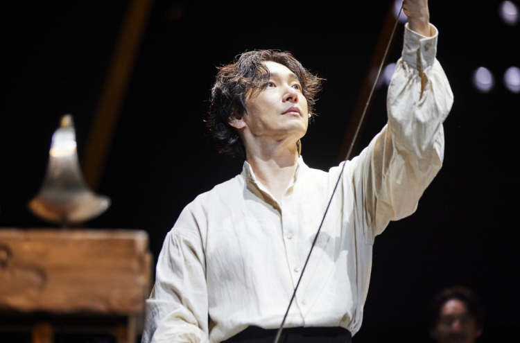 [Herald Review] Cho Seung-woo takes 'Hamlet' crown