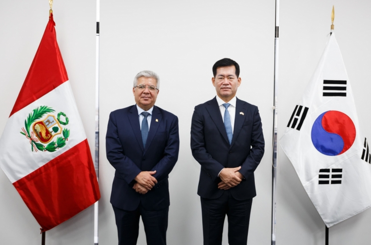 Arms agency chief discusses cooperation with Peru defense minister