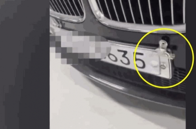 Car owner uses fake license plate, possibly to dodge parking fees