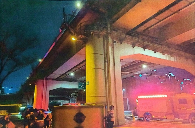 Police persuade man not to jump off Han River bridge