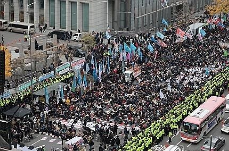 Labor union, farmers' association stage large-scale rally in downtown Seoul