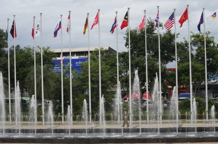 Defense chiefs of S. Korea, U.S., Japan, Philippines, Australia discuss cooperation on sidelines of ASEAN meeting