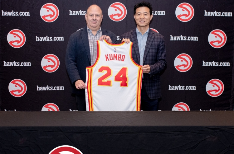 [Photo News] Kumho Tire backs Hawks on and off court