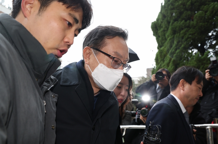 Court denies arrest warrant for ex-Woori Financial chief in loan scandal