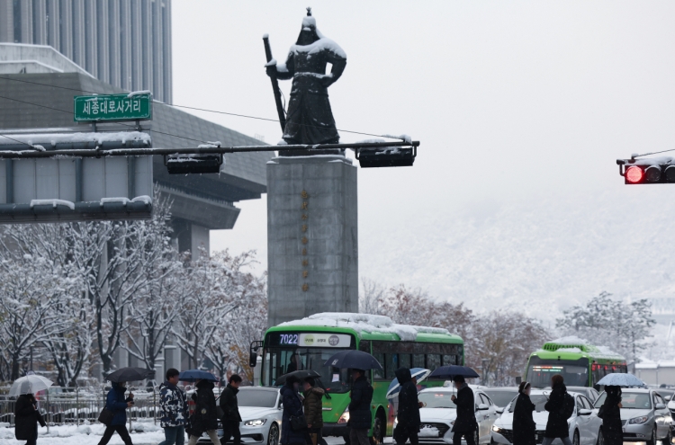 Heavy snow of up to 40 cm blankets Seoul for 2nd day