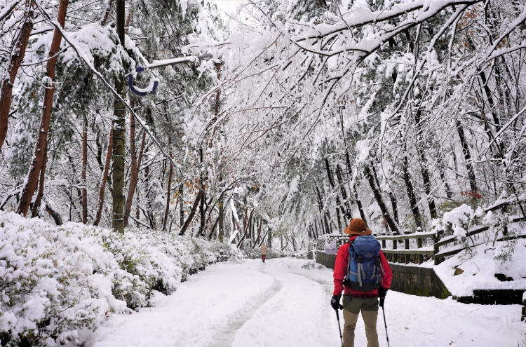 Hikers thrilled by early winter mountainscape