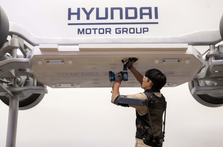 [From the Scene] Hyundai Motor unveils lighter, cheaper exoskeleton for factory workers