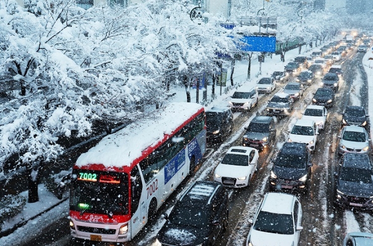 'What a morning': Commuters share struggles on way to work after record snowfall