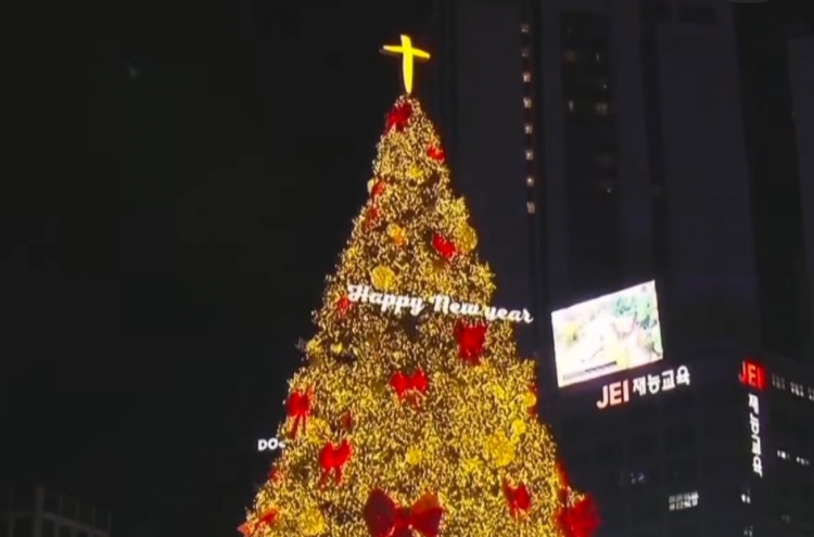 Does cross atop Christmas tree at Seoul Plaza reflect religious bias?