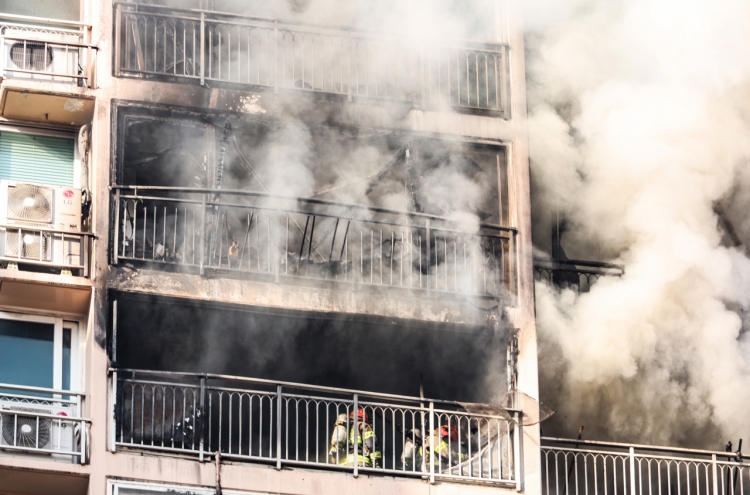 30 residents evacuated after apartment fire in Daegu