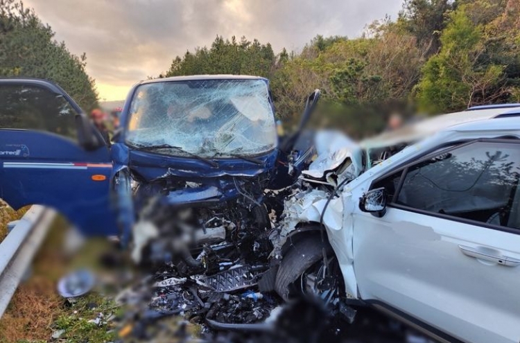 4 dead, 4 injured as truck crashes into rental car in Jeju