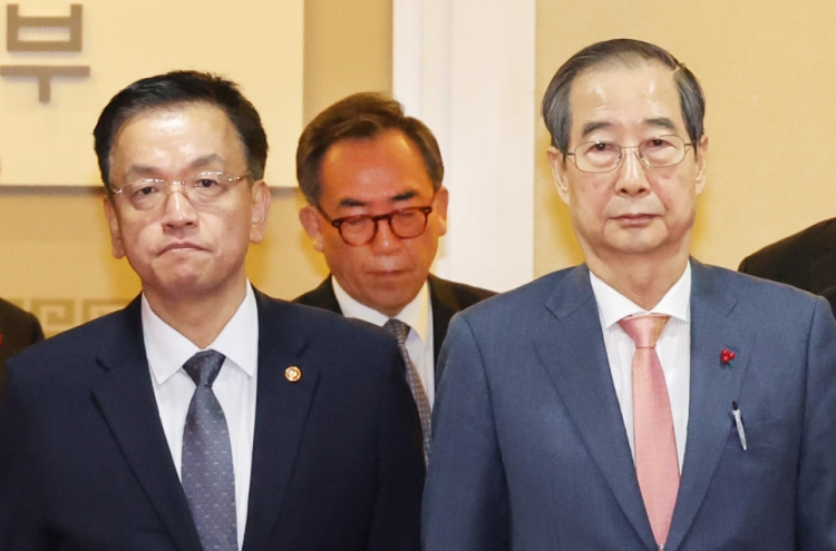 Yoon aides, Cabinet members offer to resign