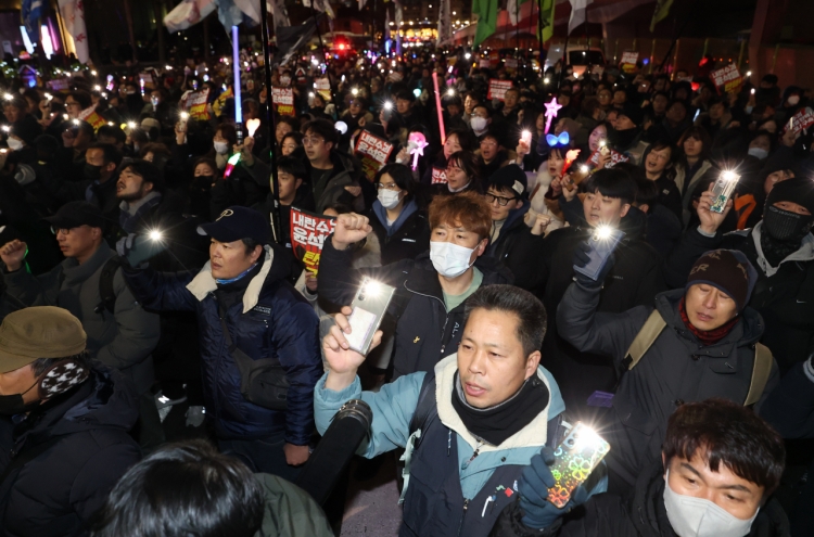 Protesters in standoff with police near Yoon's residence