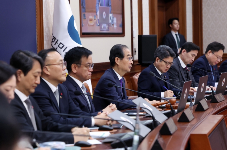 Acting president Han holds 1st Cabinet meeting amid opposition pressure