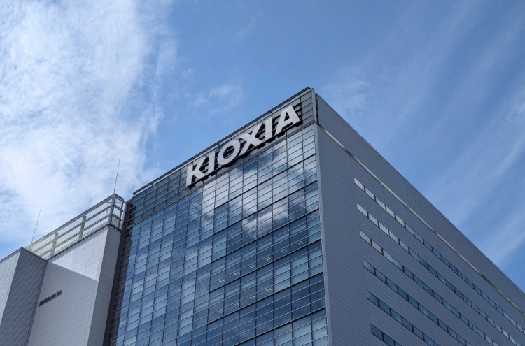 Korean chipmakers weigh options as Kioxia goes public