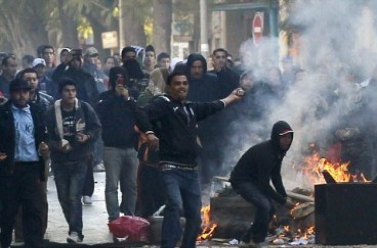 Unrest engulfs Tunisia after president flees