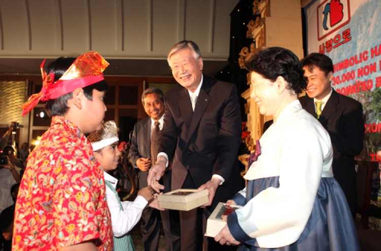 Booyoung head donates pianos to Indonesia