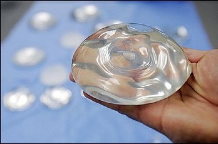 US sees possible cancer risk with breast implants