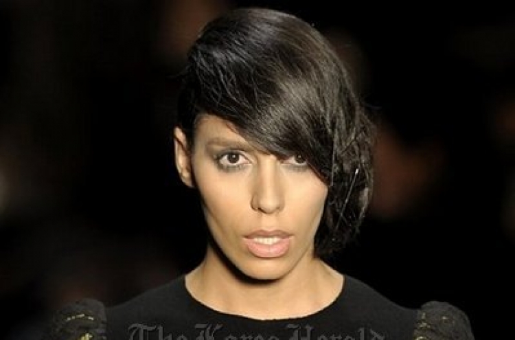 Transsexual model Lea T. stirs Brazil fashion show