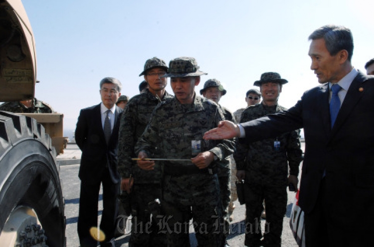 Defense minister visits Afghanistan, UAE