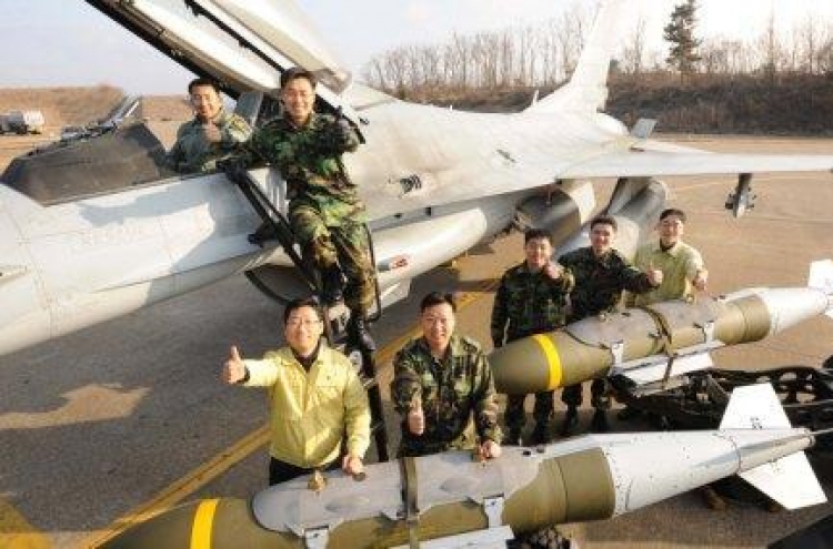 KF-16 fighter jets carry 'smart' bombs to neutralize N. Korea's artillery