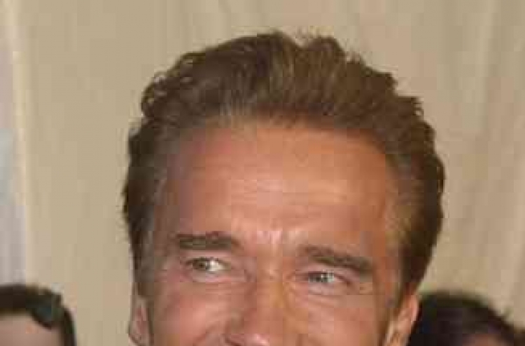 Schwarzenegger signals return to acting