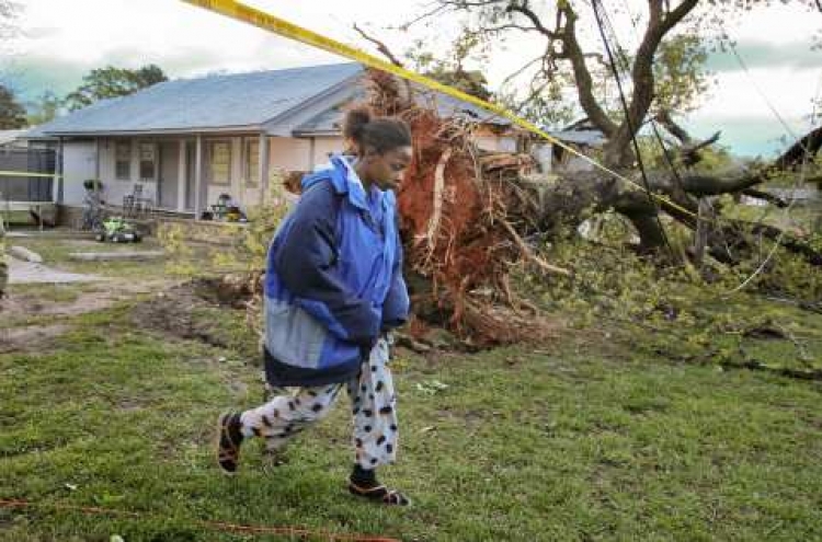High winds, rain hit U.S. South, at least 8 killed