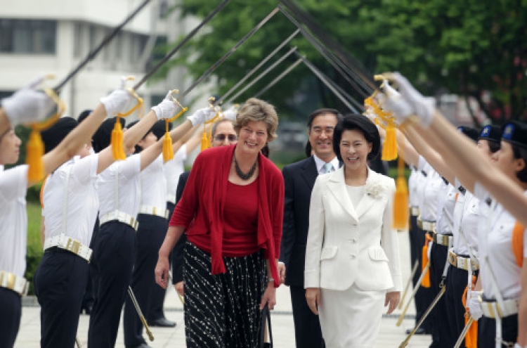 U.S. envoy meets female cadets at Sookmyung
