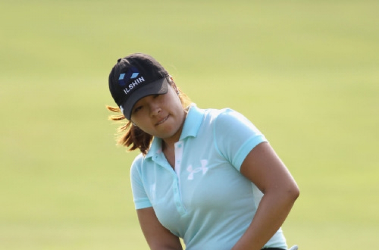 Mindy Kim takes lead at LPGA