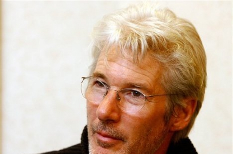 Richard Gere arrives in Korea for Buddhist experience