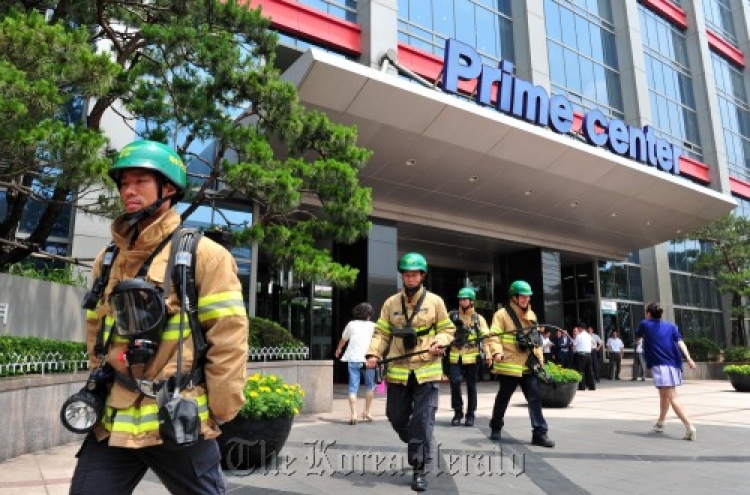 Shaking shopping mall evacuated