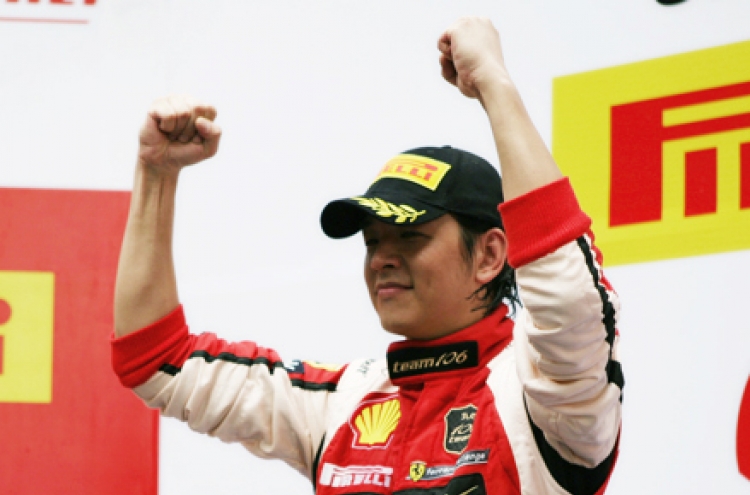 Hallyu star Ryu Si-won wins car racing competition