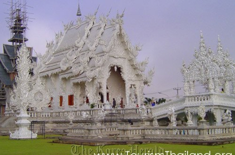 ‘White Taj Mahal’ of Thailand lures tourists