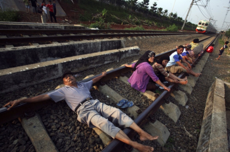 Desperate, sick Indonesians use railroad 'therapy'