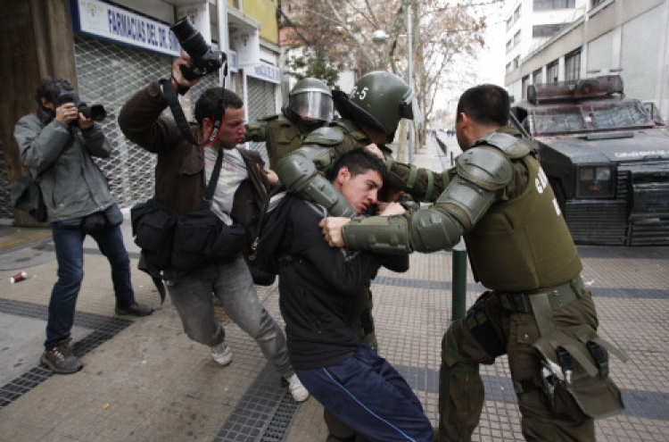 Clashes erupt as strike begins in Chile