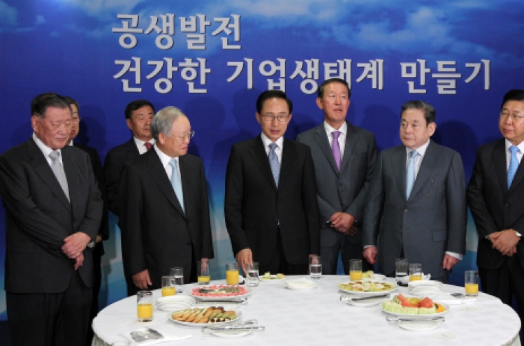 Lee seeks chaebol support on shared growth
