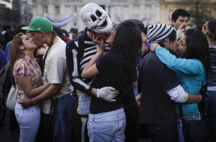 Chilean students stage kiss-in for reforms