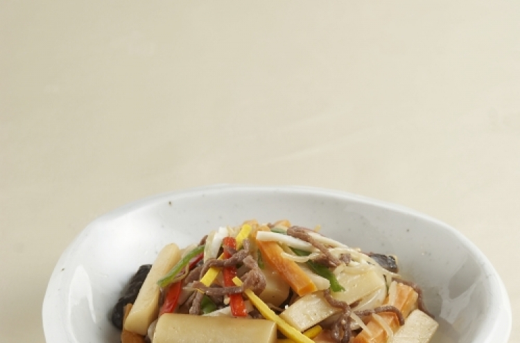 Gungjung-tteokbokki (Rice cake pasta with vegetables, royal style)