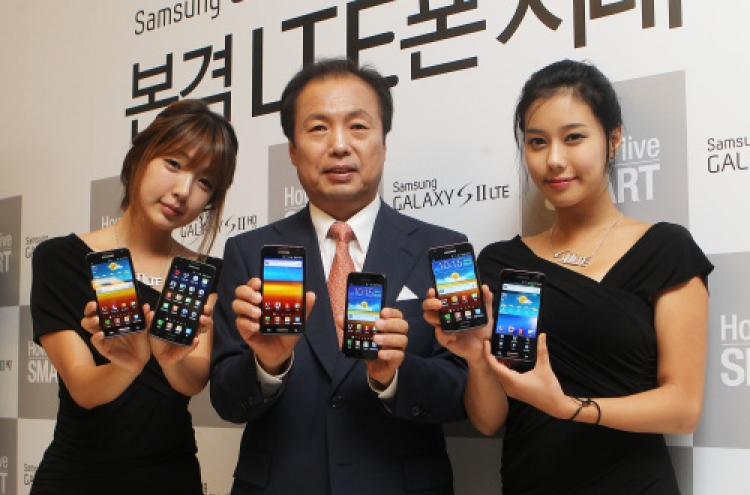 Samsung out to boost software to fight rivals
