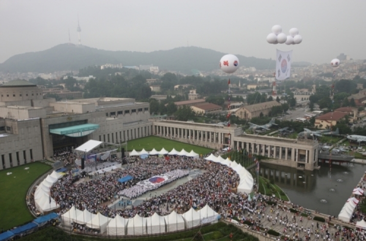 Volunteer group hosts giant Seoul fest