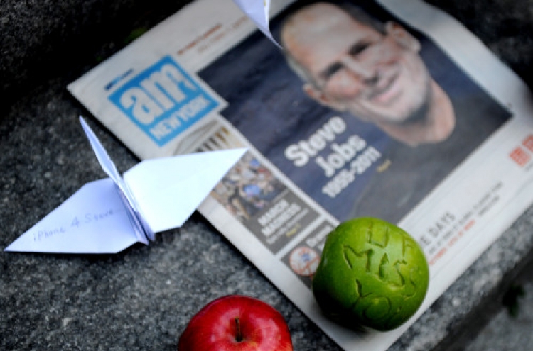 Apple fans reach for Jobs‘ devices to mourn him