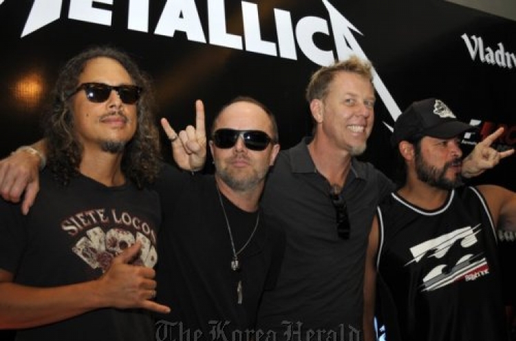 Indian fans run riot as Metallica axes gig