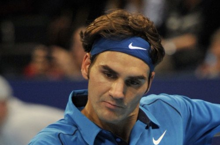 Federer easily wins at Swiss Indoors