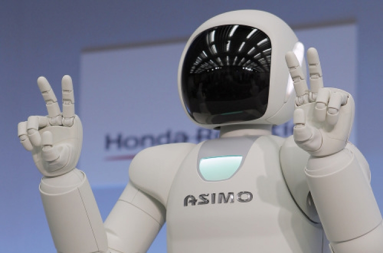 Honda shows smarter robot, helps in nuclear crisis