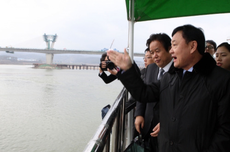 Ex-Thai leader Thaksin drawn to Korean-type anti-flood program