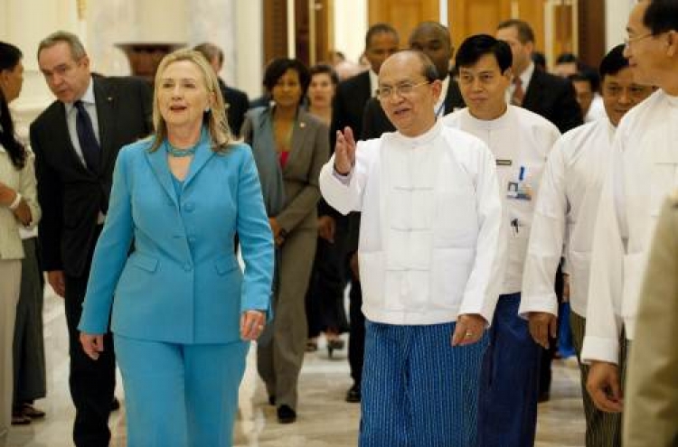Clinton tests reforms on visit to Myanmar