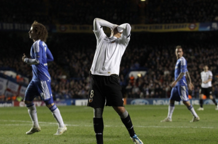 Drogba’s two strikes secure Chelsea last 16 place