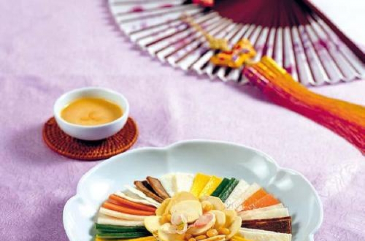 Gyeojachae (assorted cold plate with mustard sauce)