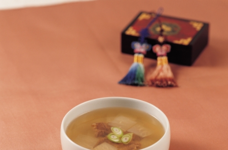 Mu-malgeunjangguk (Clear white radish soup)